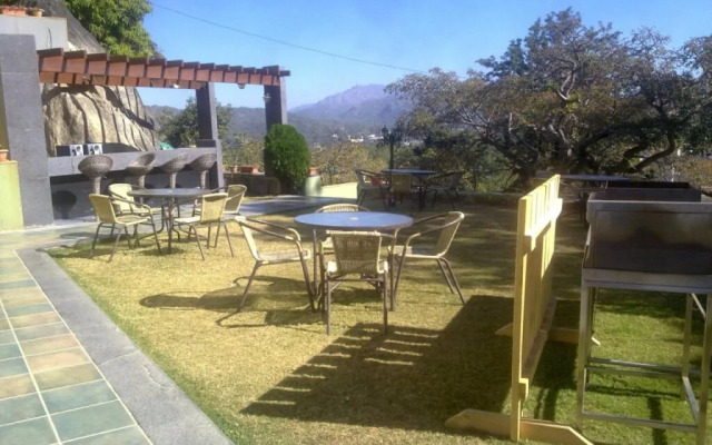 The Colonial Manek Manor