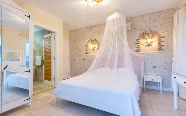 Alaroof Hotel