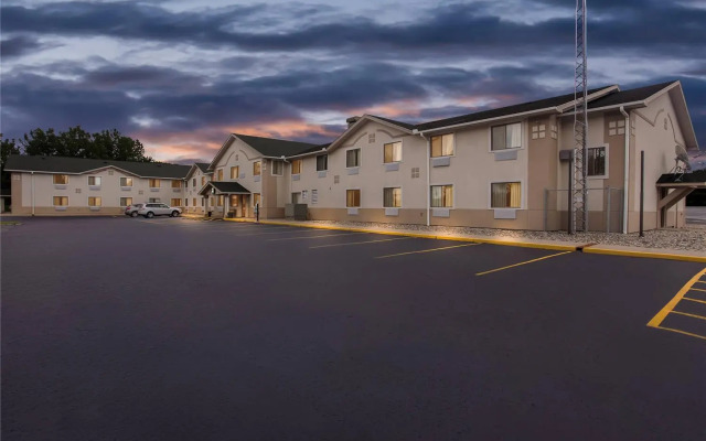 Quality Inn & Suites Howe - Sturgis