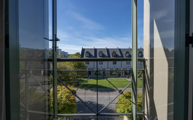 Chester Street West Apartment