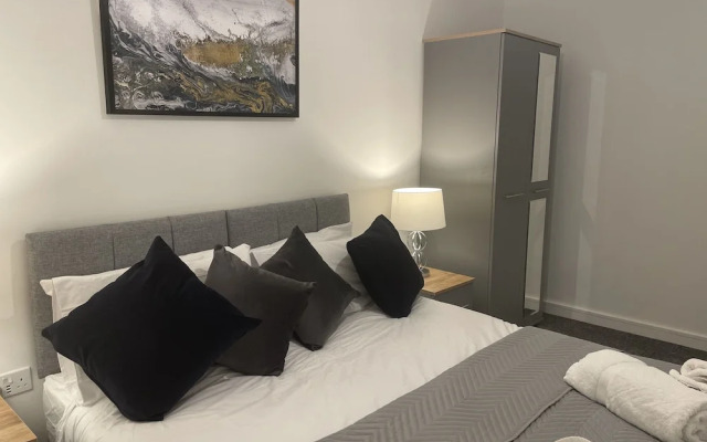 Beautiful 3-bed House in Derby With Parking