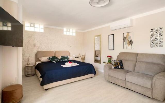 Suite by the beach for 2