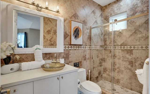 Lavish 8 Br Estate with Pool & Courts
