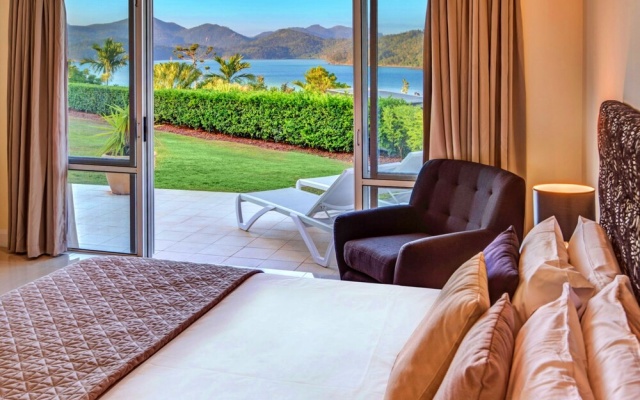 Bella Vista East 3 Luxury Ocean Views Large Flat Grassed Area + Buggy – Guest Rooms – Hamilton Island