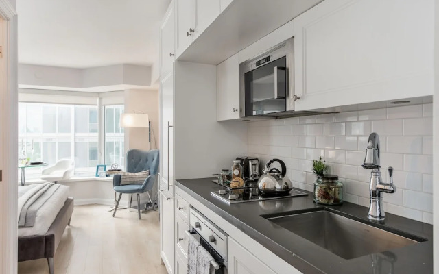 QuickStay - Chic Condo in Yorkville (Yonge & Bloor)
