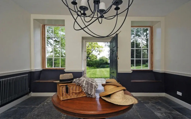 Beautiful 7 bedroom house hottub wifi