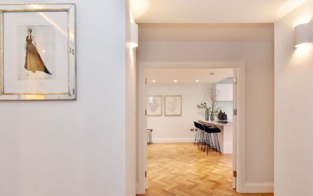 Plush Apartment in London near Piccadilly Circus and Chanel