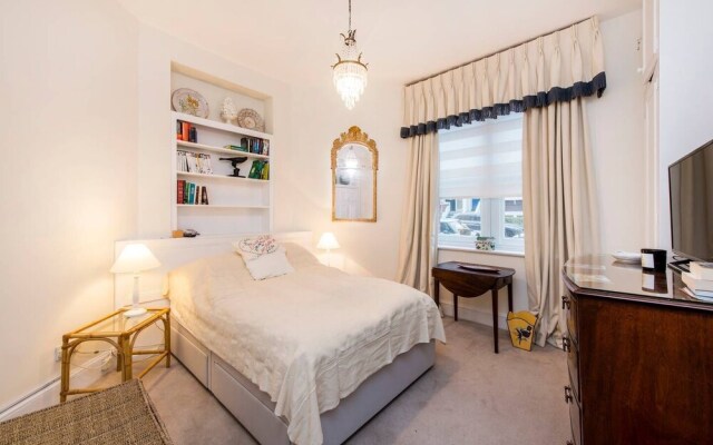 Traditional British 1 Bed Beside Battersea Park