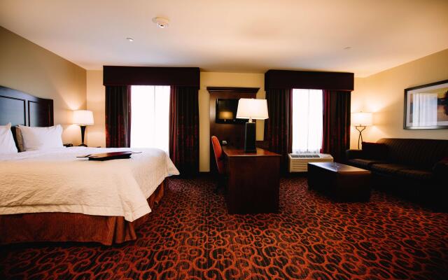 Hampton Inn & Suites Minot Airport