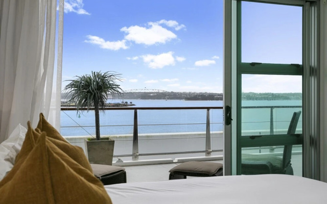 Light and spacious w incredible harbour views