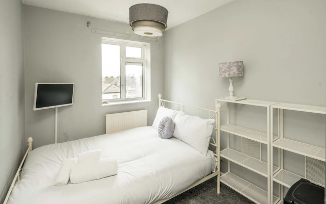 Spacious 3Br Flat With Balcony Near Tottenham Hale