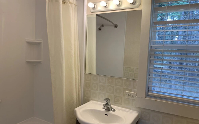 The Lionstone Inn Motel and Cottages