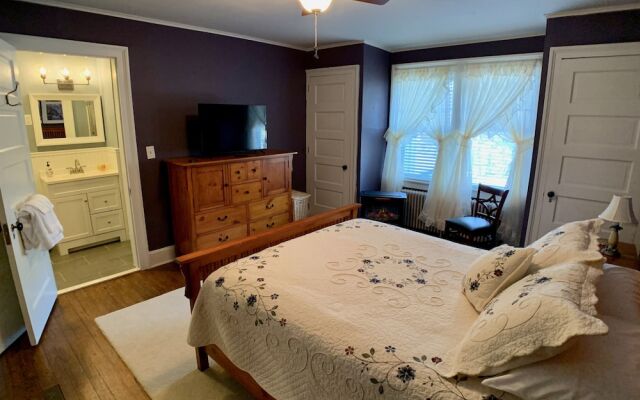 Treehouse Village Inn