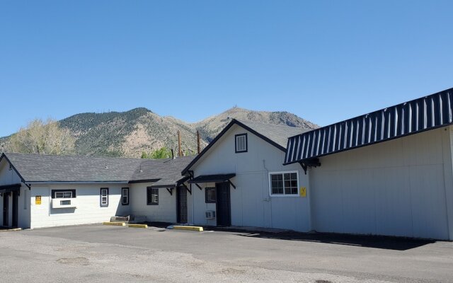 Pinecrest Inn & Suites