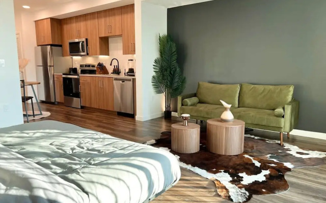 Modern Cosmopolitan APT Mid-hollywood Free Parking