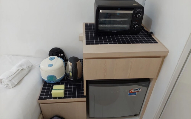 Cozy And Minimalist Studio (No Kitchen) At Aeropolis Apartment – Guest Rooms – Tangerang