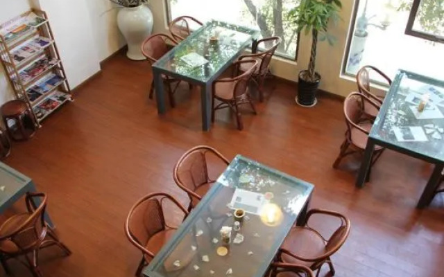 Tiantian Fishing Port Ceramics Hotel (Jingdezhen People's Square High-speed Railway Station)