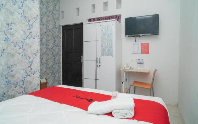 RedDoorz Plus near ITC Cempaka Mas 2