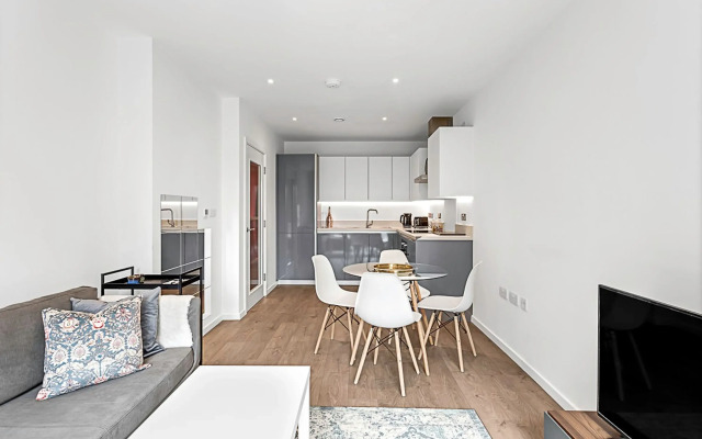 Stylish Flat In Battersea Reach