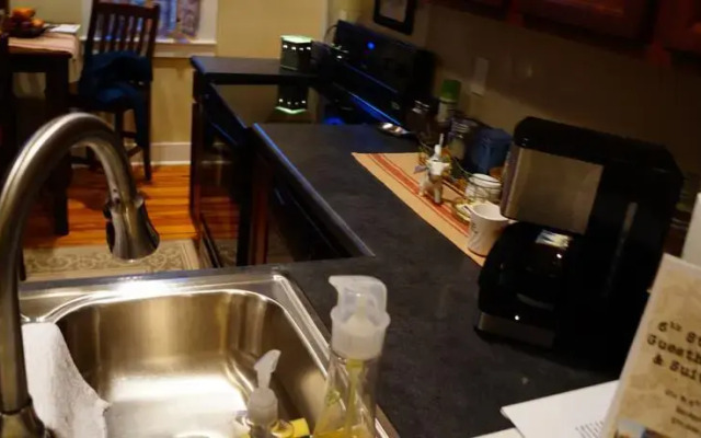 6th Street Guest House and Suites