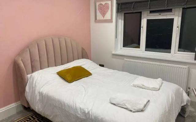 Lovely 3-bed House in Potters Bar Jacuzzi & 75inch