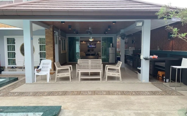 Lets Chill Pool Villa Najomtien Sattahip
