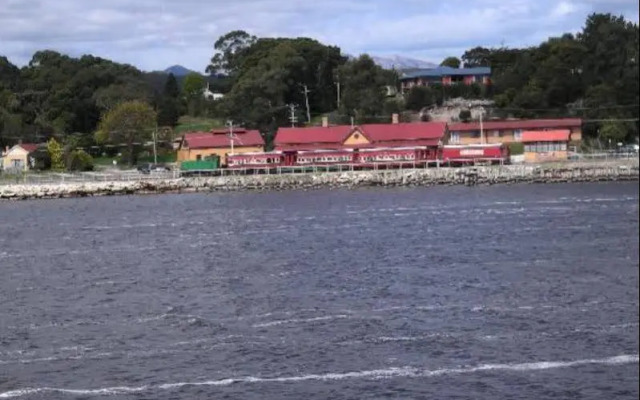 Regatta Point Tavern & Holiday Villas