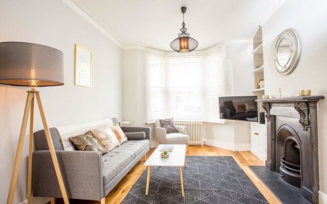 Modern 3 Bed Home in trendy Cambridge suburb