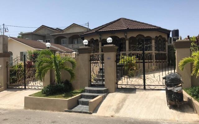 Impeccable 2-bed House in Montego Bay