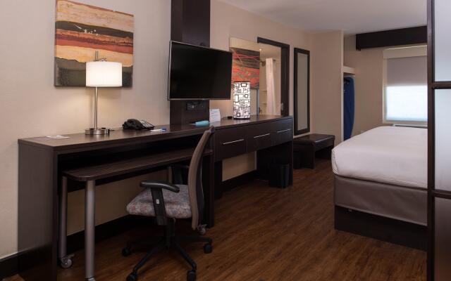 Holiday Inn Express & Suites San Antonio Medical-Six Flags, an IHG Hotel