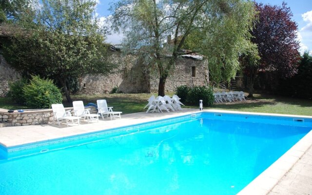 Cottage With Swimming Pool In A Picturesque Village Up To 29 People