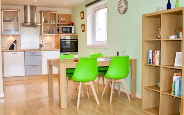 Colourful and Spacious 2 Bedroom Leith Home