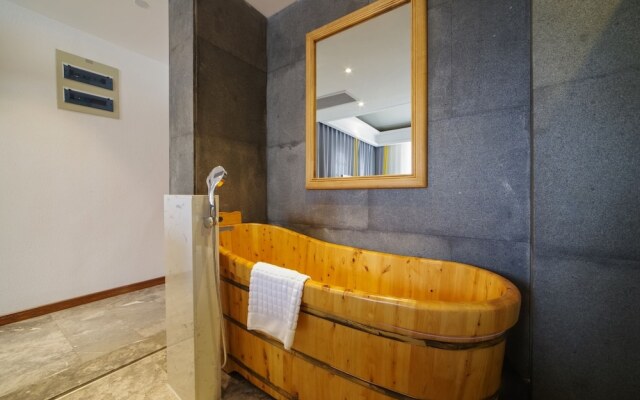 Qiandaohu Jinling Landscape Beer Hot Spring Hotel