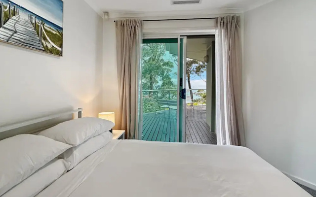 Spacious 4-bed Home With Coastal Charm