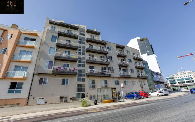 Spacious, 1BR duplex off UNI/Hospital with WIFI by 360 Estates