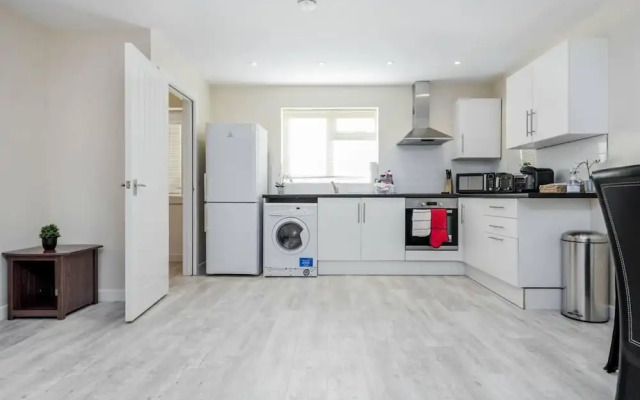 Cosy 2BR Maisonette Near Hospital & Stations