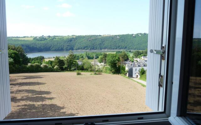 Holiday Home With sea Views, Tregarvan