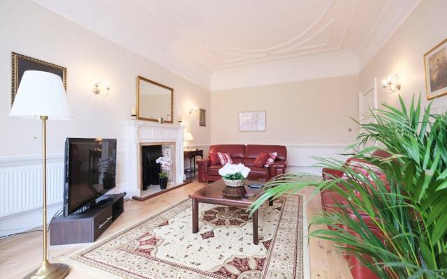 Amazing 3-bedroom Garden Flat for 6 in Ealing