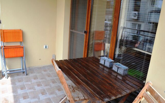FM Premium 1-BDR Apartment-ART