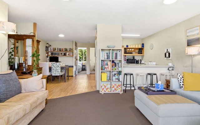 Airy & Arty 2-bed Old Kingston Foreshore – Lobby – Kingston