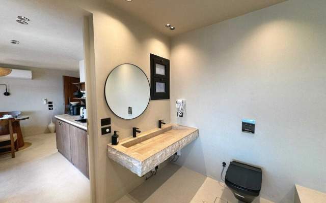 The 2 BDR Pyramids Vista w/ Bathtub