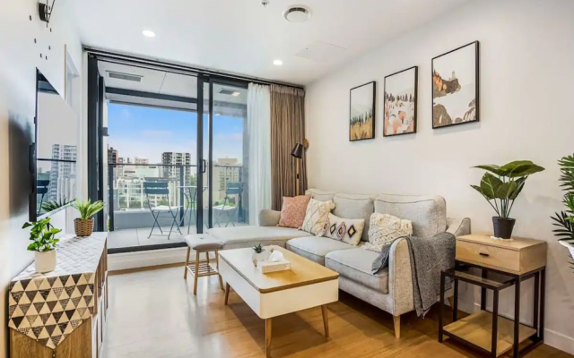 Cosy Two Bedroom Apartment W Balcony, Pool And Gym