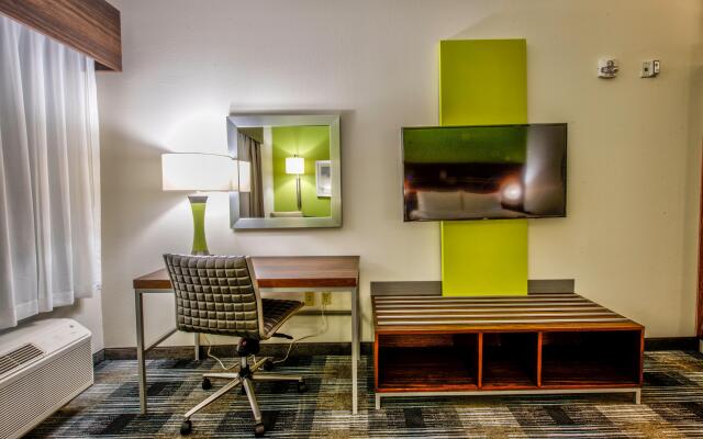 Holiday Inn Express & Suites Dallas NW - Farmers Branch by IHG