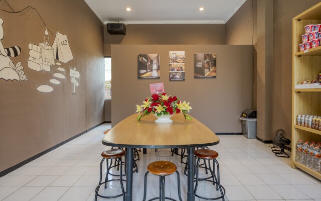 RedDoorz Hostel near Malang Train Station 3