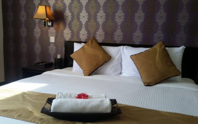 Carlton Holiday Hotel & Suites