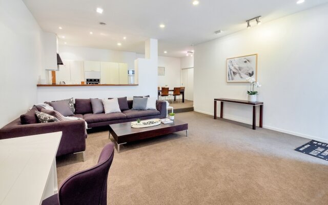 Spacious 2 Bedroom Newmarket Apartment w Carpark