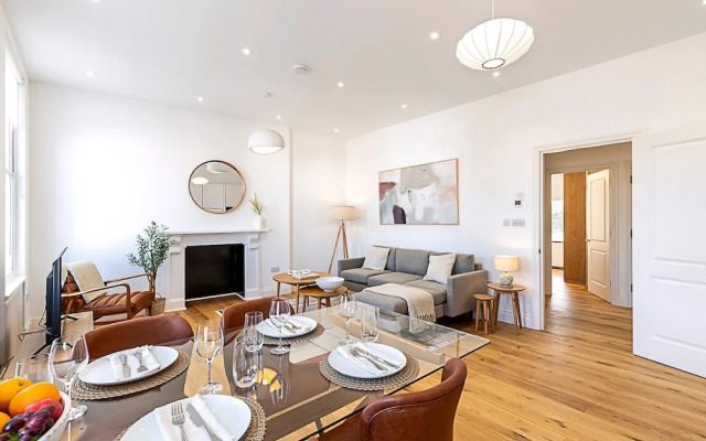 Stylish Chelsea Escape With Private Outdoor Oasis!