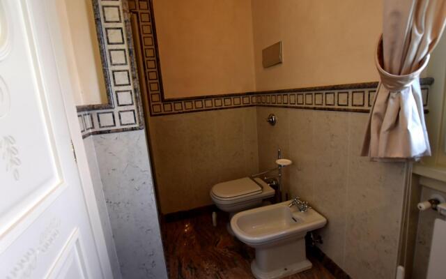 Luxurious Villa in Lombardy with Garden and bubble bath