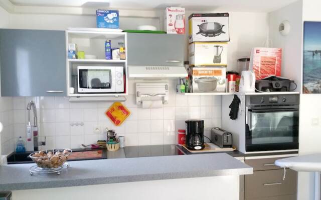 Apartment With 2 Bedrooms in Villeneuve-lès-avignon, With Pool Access,