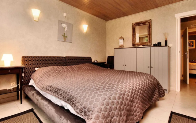 Luxurious Holiday Home with Hot Tub & Sauna in Houffalize